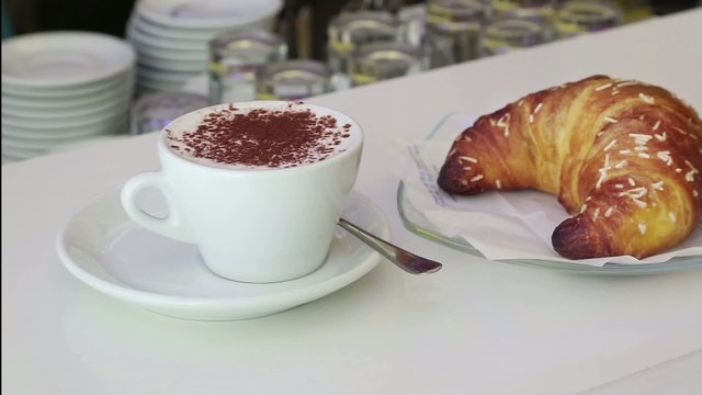 Cappuccino e cornetto