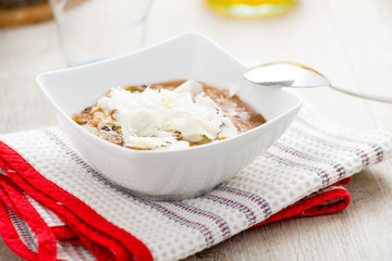 Pasta e fagioli servita in un piatto fondo bianco di ceramica