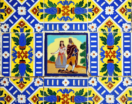 Azulejo de relieve, majos de Goya
