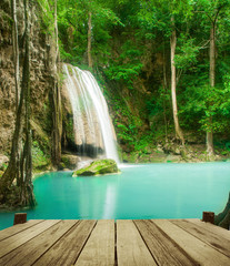 Panele Szklane  Wodospad w tropikalnym lesie w parku narodowym Erawan Kanchanabur