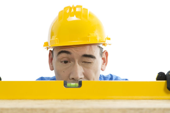 Handwerker mit Wasserwage und Augenma&szlig;