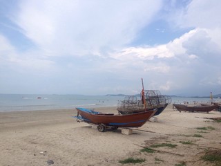 Obraz premium fishing boats under blue sky