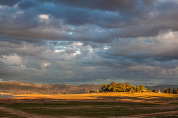 Naklejka premium Hill near Hume Lake in sunset light