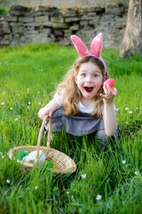 M&auml;dchen sucht Ostereier