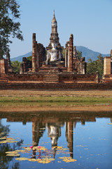 Fototapeta na wymiar old buddha and river in thailand