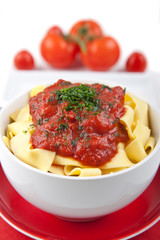 Bandnudeln mit Käutern und Tomatensoße