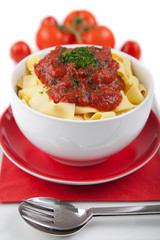 Nudeln mit Tomatensoße und frischen  Kräutern