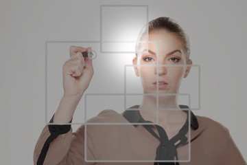 Frau drückt virtuellen Button
