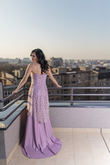 Obraz premium Young woman on the roof