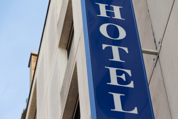 Immeuble avec enseigne