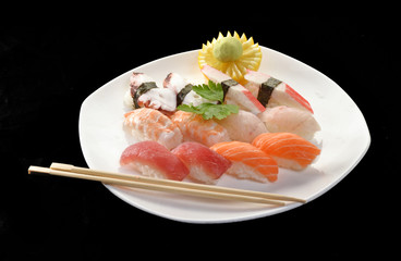 Sushi de atún y salmón crudo,comida japonesa.