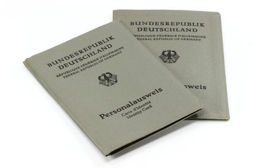 alte deutsche Personalausweise isoliert auf weißem Hintergrund