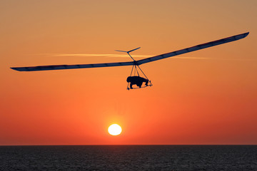 Fototapeta na wymiar Hang Glider at sunset