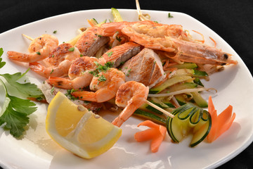 Comida china,ensalada de camarones y langostinos.