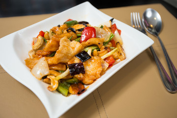 STIR-FRIED CHICKEN WITH CASHEW NUTS