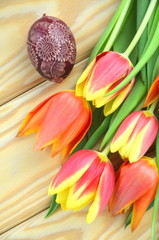 piękna pisanka wielkanocna i tulipany - obrazy, fototapety, plakaty