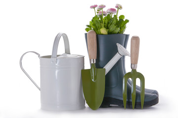 Gartenwerkzeug, Gummistiefel und Gieskanne
