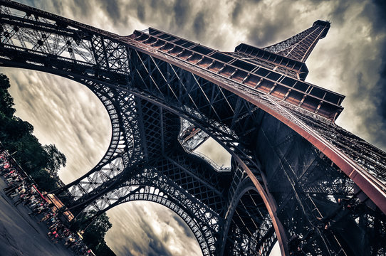 Fototapeta View of Eiffel tower in Grungy dramatic style