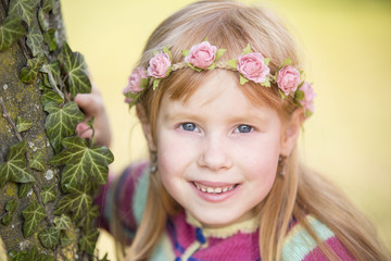 Natürliches Portrait eines kleinen Mädchens
