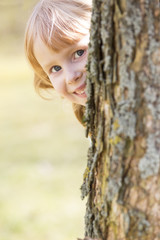 Mädchen versteckt sich