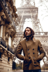 Obraz premium Man posing on Eiffel tower background