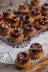 Mini-Marmorkuchen mit Konfetti