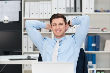 zufriedener mann am arbeitsplatz