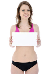 Sportlicher Twen hält Schild mit Textfreiraum