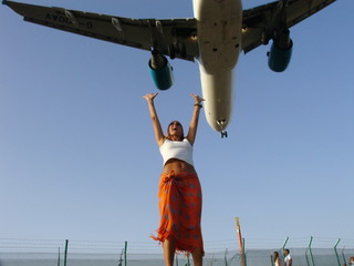 Mujer Y Avión Aterrizando