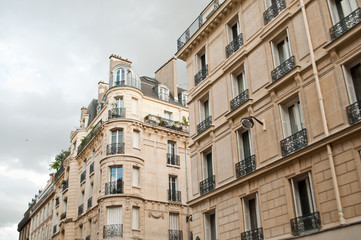 Fototapeta na wymiar Paryskim budynku