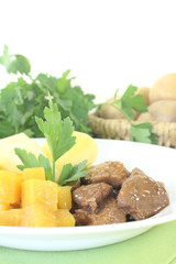 Wildgulasch mit Petersilie