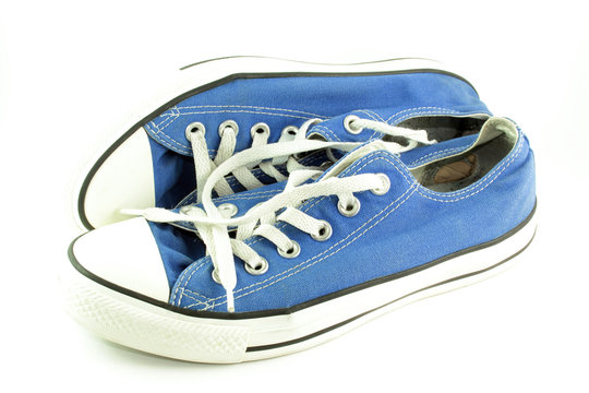 Un paio di sneakers gialle