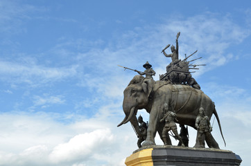 Obraz premium The elephant statue in the blue sky,Monument of King Naresuan at Suphanburi province in Thailand