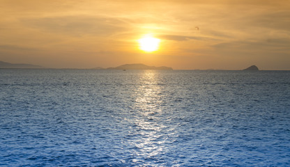 Obraz premium Bright sunrise under the sea surface with yellow red gradient colors