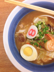 noodle in seafood gravy soup and top with seafoo