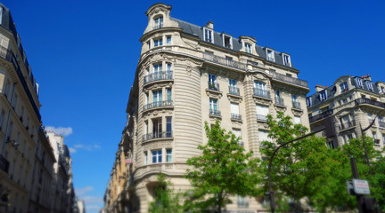 Fototapeta na wymiar Bâtiment parisien sur fond de ciel bleu