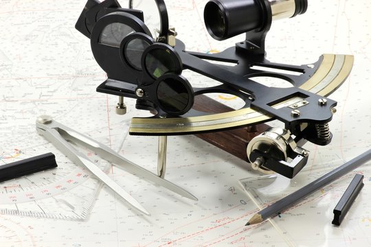 Seekarte mit Navigationsinstrumenten