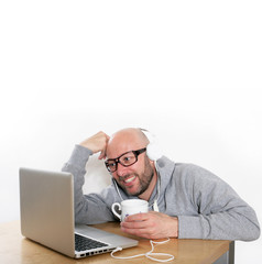 Mann am Computer mit Kopfhörer