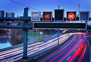 Verkehrstelematik an Autobahn– ITS Intelligent Transport Systems - obrazy, fototapety, plakaty