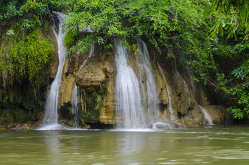 Fototapeta na wymiar Sai Yok Yai waterfalls at Sai Yok National Park Kanchanaburi Thailand.