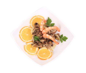 Shrimp salad with lemons and mushrooms.