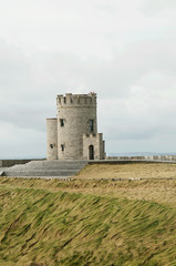 Fototapeta na wymiar Wieża O'Briena na Cliffs of Moher - Irlandia
