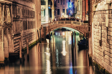 Obraz na płótnie Canvas VENICE, ITALY - MAR 23, 2014: Bridge of Sighs at night with tour