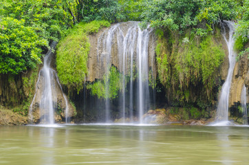 Fototapeta na wymiar Sai Yok Yai waterfalls at Kanchanaburi Thailand.