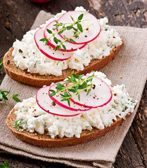 Sandwich with cottage cheese, radish, black pepper and thyme