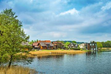 Obraz premium Domy na nabrzeżu jeziora