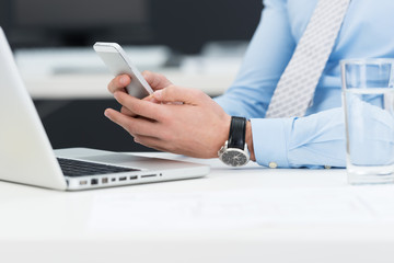 geschäftsmann mit handy und laptop