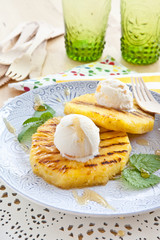 Gegrillte Ananas mit Eiscreme
