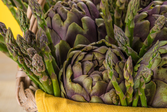 Particolare di cestino di vimini con carciofi ed asparagi