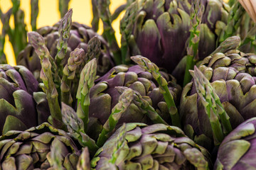 Obraz premium Particolare di cestino di vimini con carciofi ed asparagi